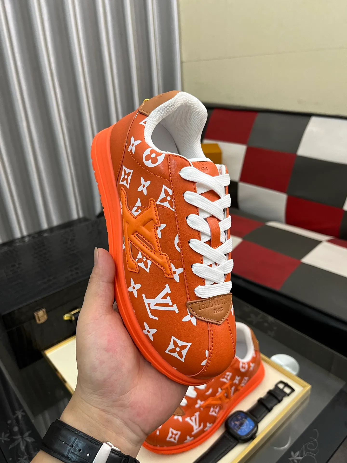 Men's shoes 💰700⌚️⌚️LV TARINE Louis Vuitton x Tyler joint model Donkey brand L family embossed couple style casual sneakers skate shoes original purchase and development This LV Trainer sneaker comes from the Louis Vuitton and Tyler collaboration series. The Monogram pattern and brand logo are transformed into nubuck calf leather embossing and side decoration respectively, witnessing the artist's creative interpretation of classic elements. The deep tones accentuate the complex upper, which requires hours of craftsmanship to complete. Exquisitely packaged at the delivery counter🛍📦 ▪️Fabrics: Original customized first-layer cowhide ▪️Inner lining: Original customized breathable mesh ▪️Outsole: Original open-molded two-color TPU combination outsole ▪️Sole thickness: 3CM ▪️Size: Women's 35-40 / Men's 38-46